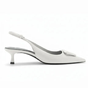 Scarpin branco slingback verniz salto baixo geometrico visto de lado.