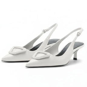 Scarpin branco slingback verniz salto baixo geometrico em angulo tres-quartos.