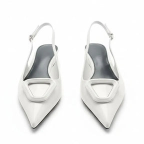 Scarpin branco slingback verniz salto baixo geometrico visto de cima com os dois pares.