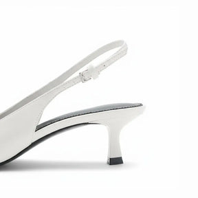 Scarpin branco slingback verniz salto baixo geometrico visto por tras e lateral.