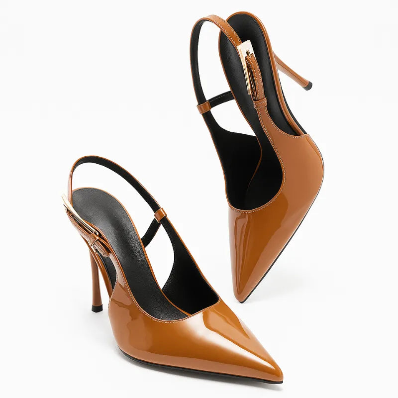 Scarpin castanho verniz salto alto slingback em vista frontal, com bico, tiras e formato do par visíveis