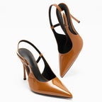 Scarpin castanho verniz salto alto slingback em vista frontal, com bico, tiras e formato do par visíveis