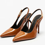 Scarpin castanho verniz salto alto slingback em close no bico, tiras ou fivela, com textura e metal em destaque