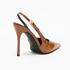 Scarpin castanho verniz salto alto slingback em ângulo três-quartos, mostrando o par, o bico e o perfil lateral