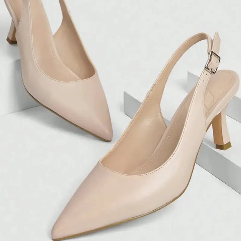 Scarpin damasco slingback bico fino em vista frontal, com bico, tiras e formato do par visíveis, sobre fundo claro