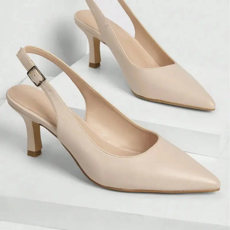 Scarpin damasco slingback bico fino em vista superior, mostrando palmilha, tiras e formato do bico, sobre fundo claro