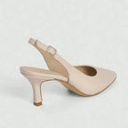 Scarpin damasco slingback bico fino em vista traseira, com calcanhar, salto e acabamento da sola visíveis