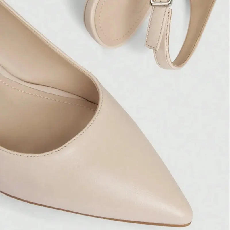Scarpin damasco slingback bico fino em vista frontal aproximada, mostrando bico e estrutura do par, sobre fundo claro