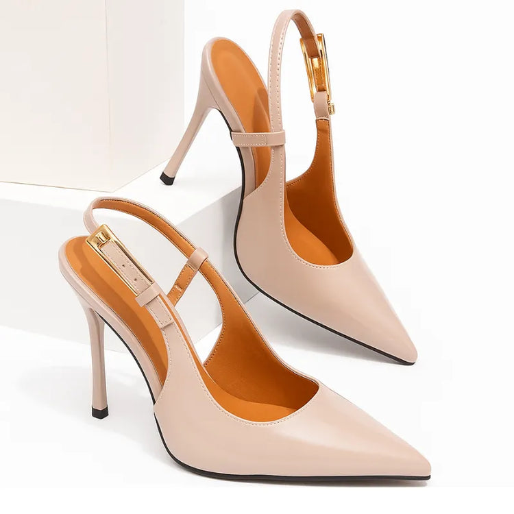 Scarpin damasco verniz salto alto slingback com o par em composição, mostrando diferentes ângulos e acabamento