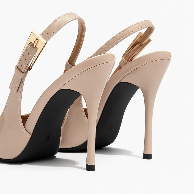 Scarpin damasco verniz salto alto slingback em vista frontal, com bico, tiras e formato do par visíveis