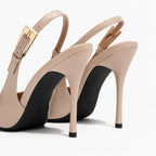 Scarpin damasco verniz salto alto slingback em vista frontal, com bico, tiras e formato do par visíveis