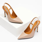 Scarpin damasco verniz salto alto slingback em close no salto e na sola, com altura, formato e base visíveis