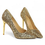 Scarpin dourado salto alto com glitter com o par em composição, mostrando diferentes ângulos e acabamento