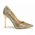 Scarpin dourado salto alto com glitter em vista lateral, com bico e perfil do salto ou solado visíveis, sobre fundo claro