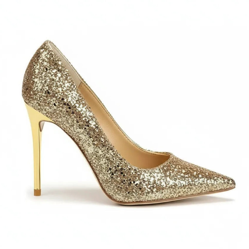 Scarpin dourado salto alto com glitter visto de lado.
