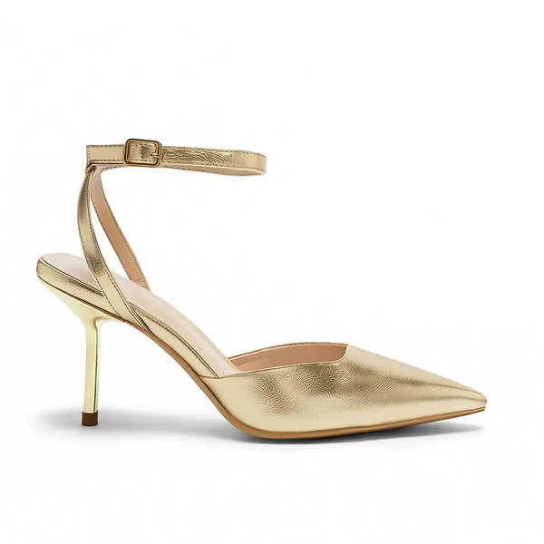 Scarpin dourado slingback bico fino em vista lateral, com bico e perfil do salto ou solado visíveis, sobre fundo claro
