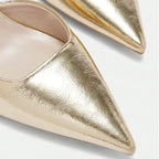Scarpin dourado slingback bico fino em vista superior, mostrando palmilha, tiras e formato do bico, sobre fundo claro