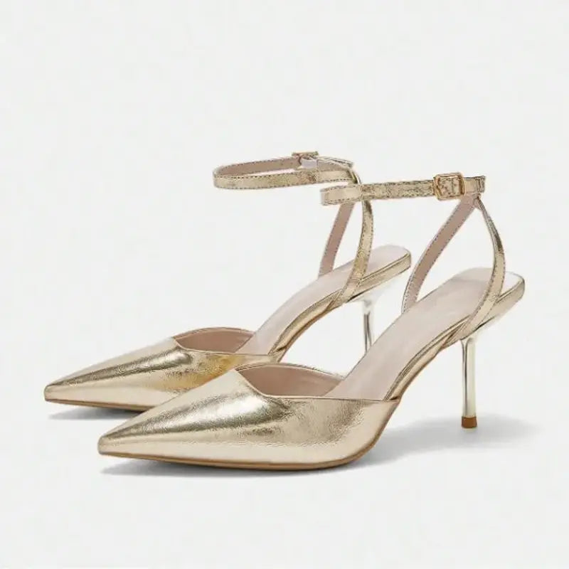 Scarpin dourado slingback bico fino em vista traseira, com calcanhar, salto e acabamento da sola visíveis