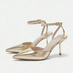 Scarpin dourado slingback bico fino em vista traseira, com calcanhar, salto e acabamento da sola visíveis