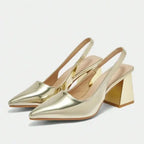 Scarpin dourado slingback salto bloco em vista frontal, com bico, tiras e formato do par visíveis, sobre fundo claro