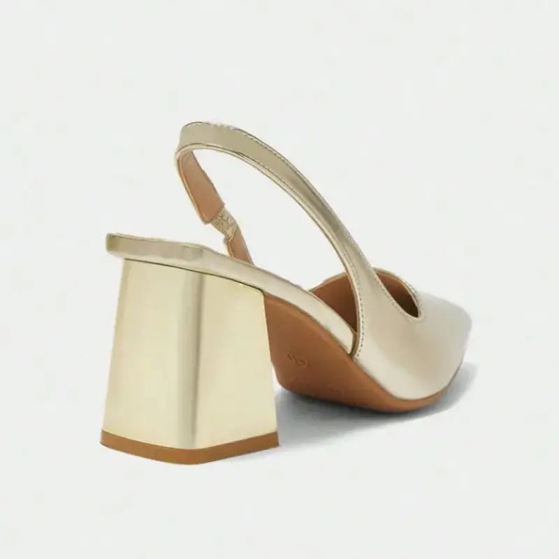 Scarpin dourado slingback salto bloco em vista superior, mostrando palmilha, tiras e formato do bico, sobre fundo claro