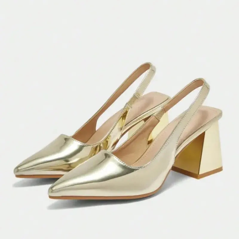 Scarpin dourado slingback salto bloco em vista frontal, com bico, tiras e formato do par visíveis, sobre fundo claro