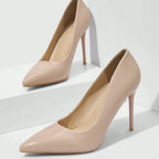 Scarpin nude fino salto alto com o par em composição, mostrando diferentes ângulos e acabamento, sobre fundo claro