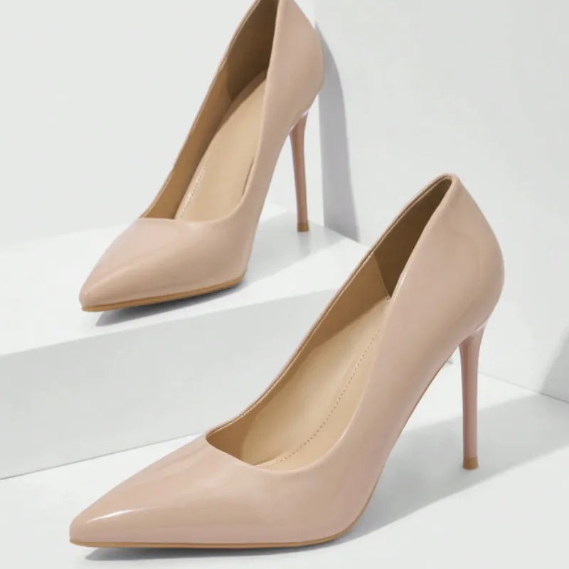 Scarpin nude fino salto alto com o par em composição, mostrando diferentes ângulos e acabamento, sobre fundo claro