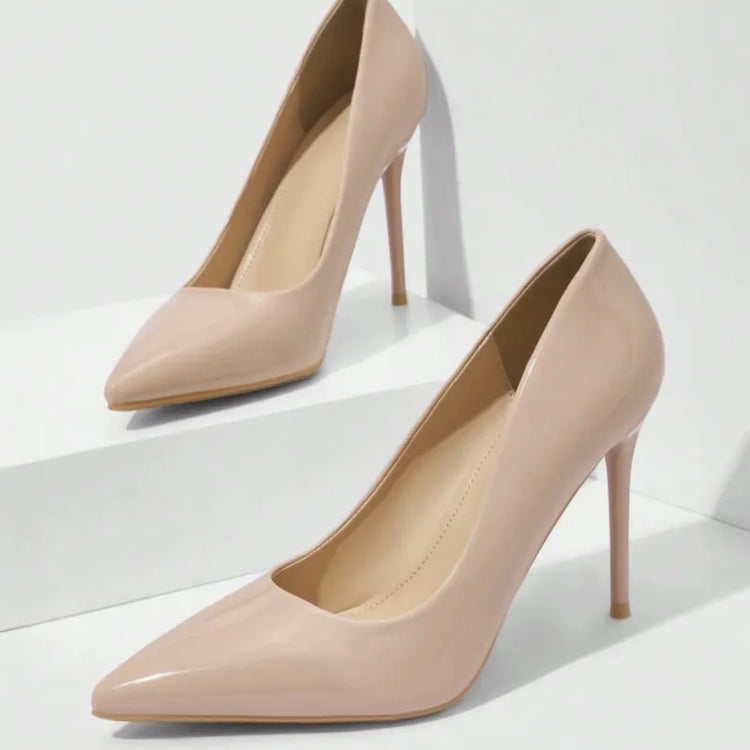 Scarpin nude fino salto alto com o par em composição, mostrando diferentes ângulos e acabamento, sobre fundo claro