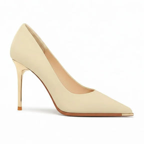 Scarpin nude fosco salto alto dourado visto de lado.