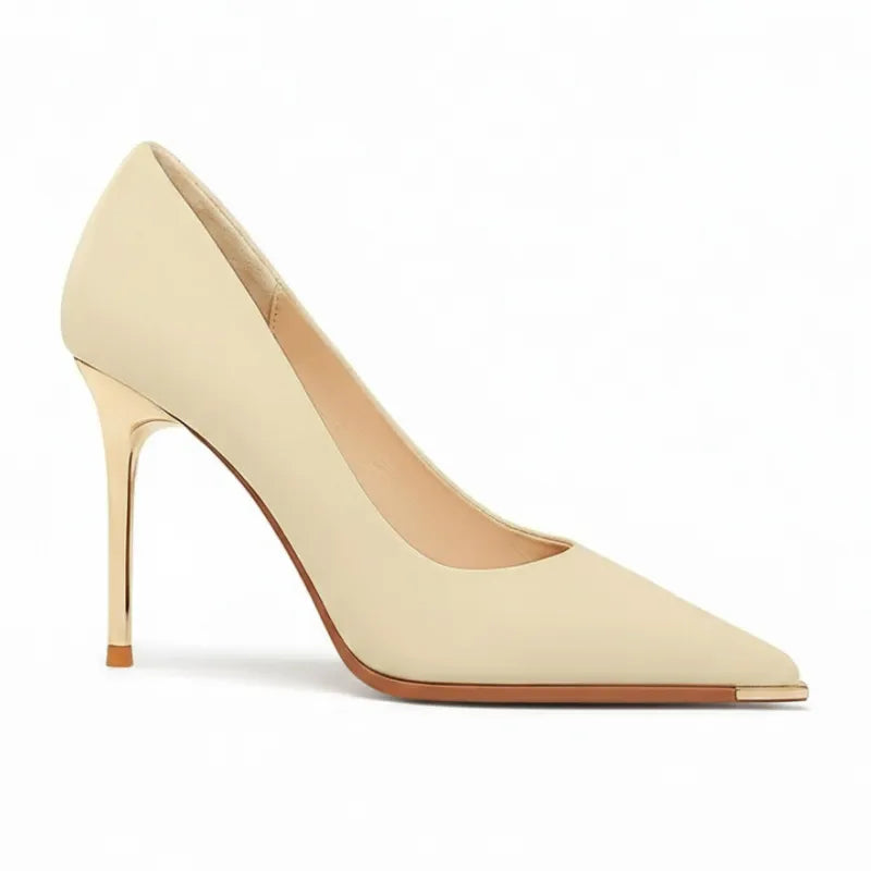 Scarpin nude fosco salto alto dourado visto de lado.