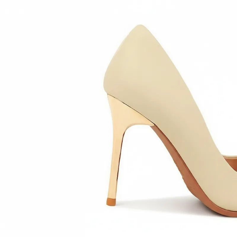 Scarpin nude fosco salto alto dourado visto por tras.