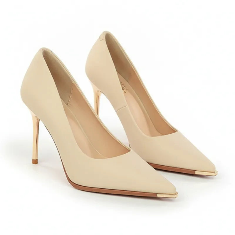 Scarpin nude fosco salto alto dourado em vista traseira, com calcanhar, salto e acabamento da sola visíveis
