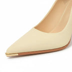 Scarpin nude fosco salto alto dourado em close no bico, tiras ou fivela, com textura e metal em destaque