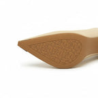 Scarpin nude fosco salto alto dourado em close no salto e na sola, com altura, formato e base visíveis, sobre fundo claro