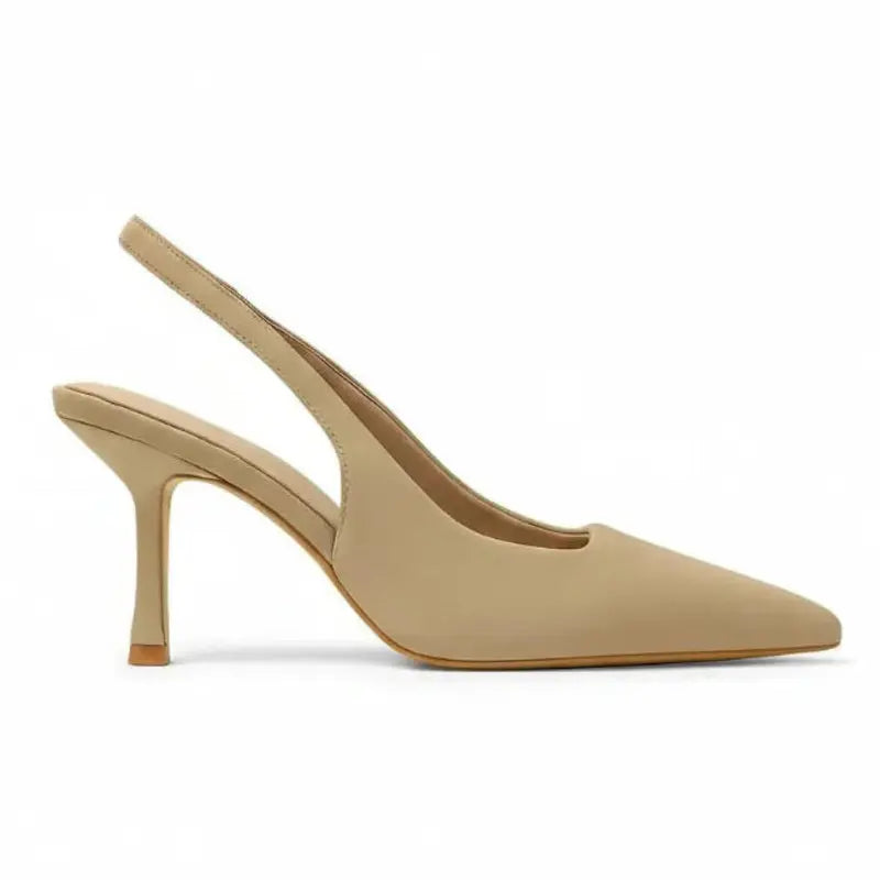 Scarpin nude salto slingback sophie em vista lateral, com bico e perfil do salto ou solado visíveis, sobre fundo claro