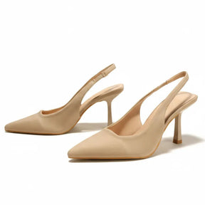 Scarpin nude salto slingback Sophie Rozze em perspectiva lateral mostrando o par completo.