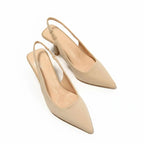 Scarpin nude salto slingback sophie em vista superior, mostrando palmilha, tiras e formato do bico, sobre fundo claro