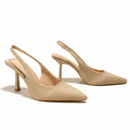 Scarpin nude salto slingback Sophie em perspectiva diagonal, mostrando bico fino, tira traseira e perfil do salto