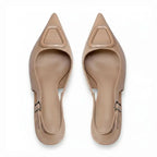 Scarpin nude slingback com detalhe geométrico em vista superior, mostrando palmilha, tiras e formato do bico
