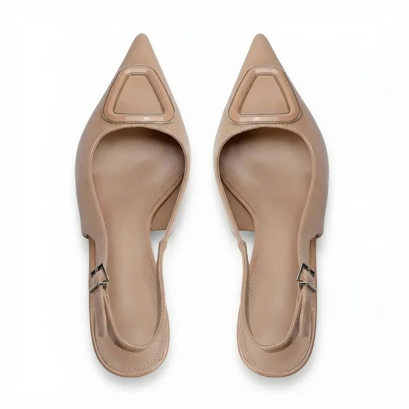 Scarpin nude slingback com detalhe geométrico em vista superior, mostrando palmilha, tiras e formato do bico
