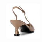 Scarpin nude slingback com detalhe geométrico em vista traseira, com calcanhar, salto e acabamento da sola visíveis