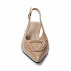 Scarpin nude slingback com detalhe geométrico vista por baixo, com desenho da sola e base do salto em destaque