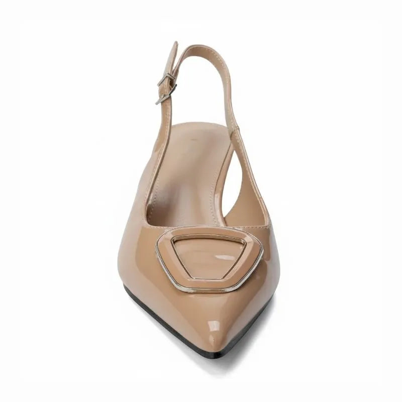 Scarpin nude slingback com detalhe geométrico vista por baixo, com desenho da sola e base do salto em destaque