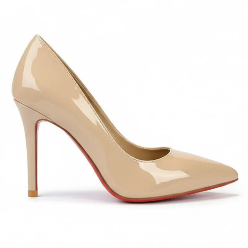 Scarpin nude verniz com sola vermelha visto de lado.