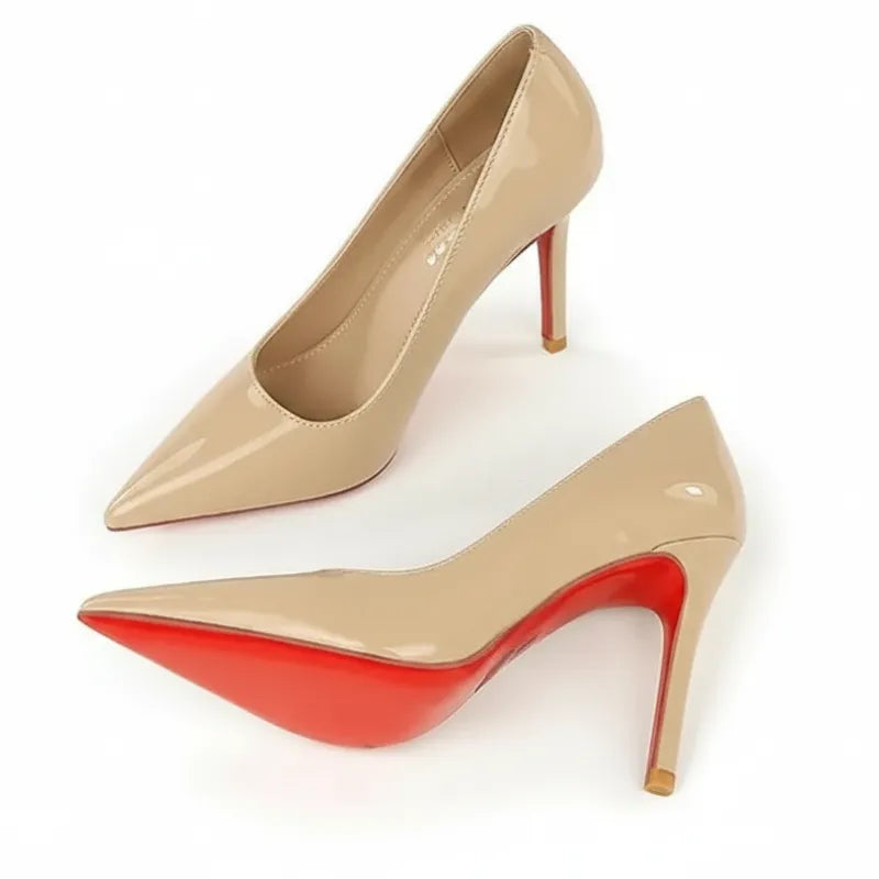 Scarpin nude verniz com sola vermelha visto de cima.