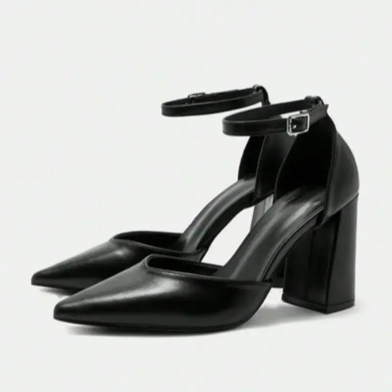 Scarpin preto com tira no tornozelo com o par em composição, mostrando diferentes ângulos e acabamento, sobre fundo claro