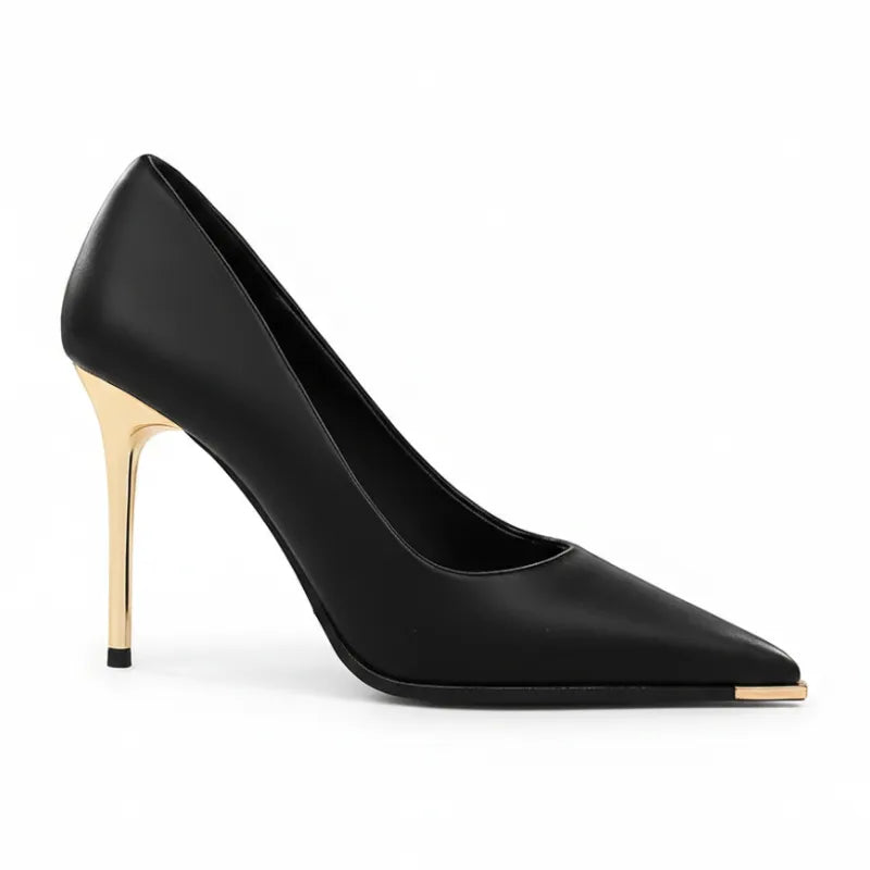 Scarpin preto fosco salto alto dourado visto de lado.