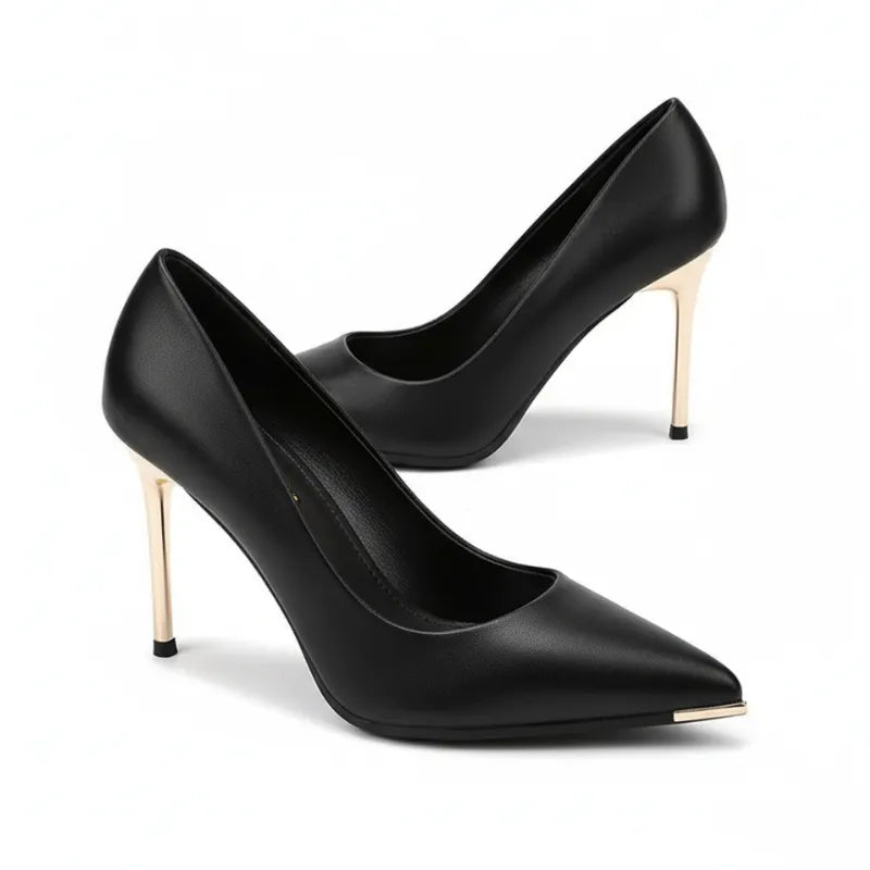 Scarpin preto fosco salto alto dourado em perspectiva diagonal, com formato, material e salto visíveis, sobre fundo claro