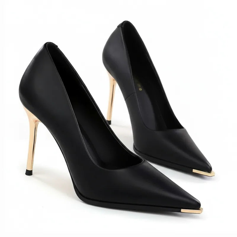 Scarpin preto fosco salto alto dourado em ângulo três-quartos, mostrando o par, o bico e o perfil lateral